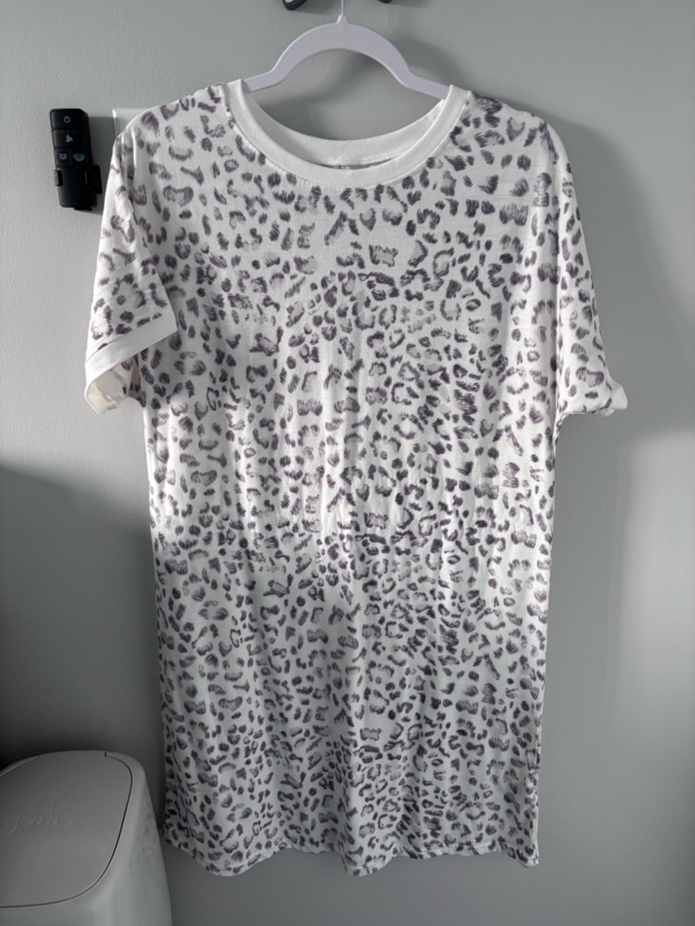 SHEIN White and Light Gray Leopard Print Tee Dress